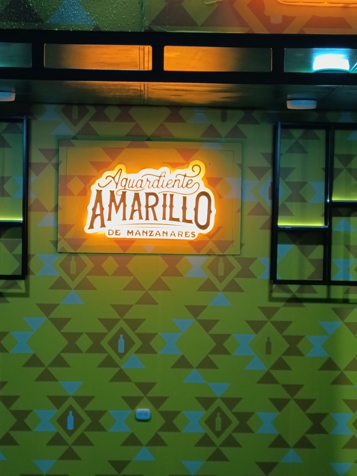 Stand Activación Aguardiente Amarillo en Viva Claro